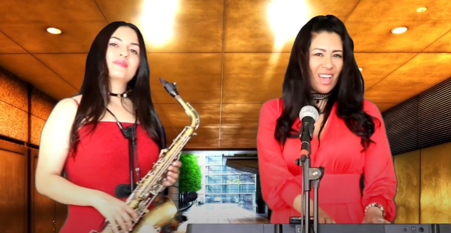Ángela Montoya mujer Saxofonista de Medellín tocando saxofón en duo con una pianista cantando