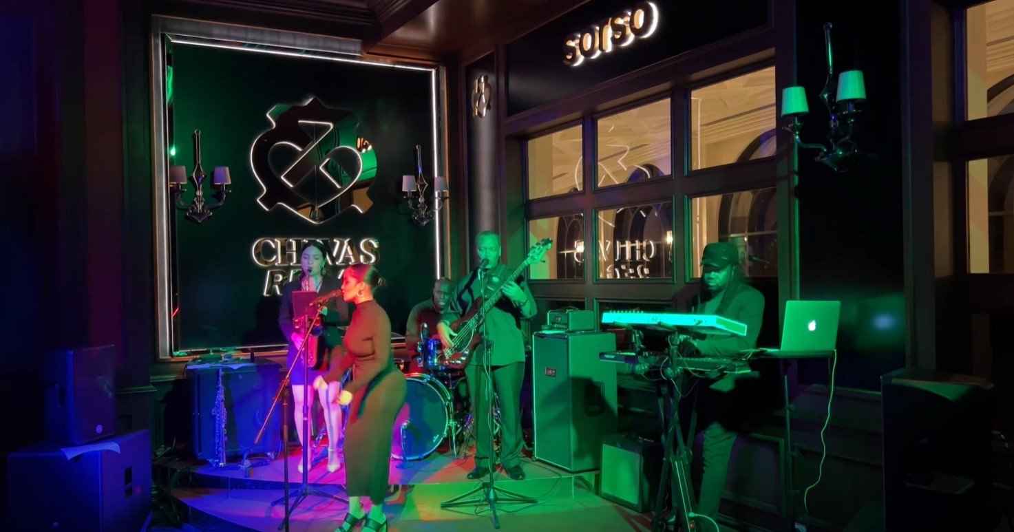 Ángela Montoya Saxofonista de Medellín tocando saxofón en un evento de Shivas Regal