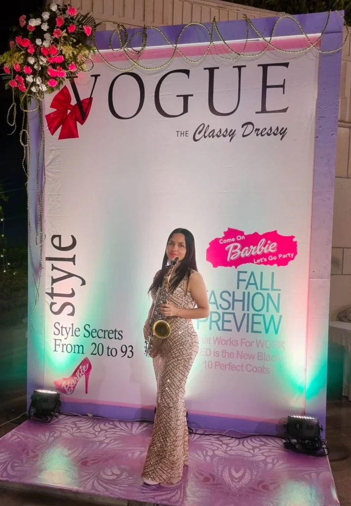 Ángela Montoya Saxofonista de Medellín tocando saxofón en un evento de Vogue the classy dressy