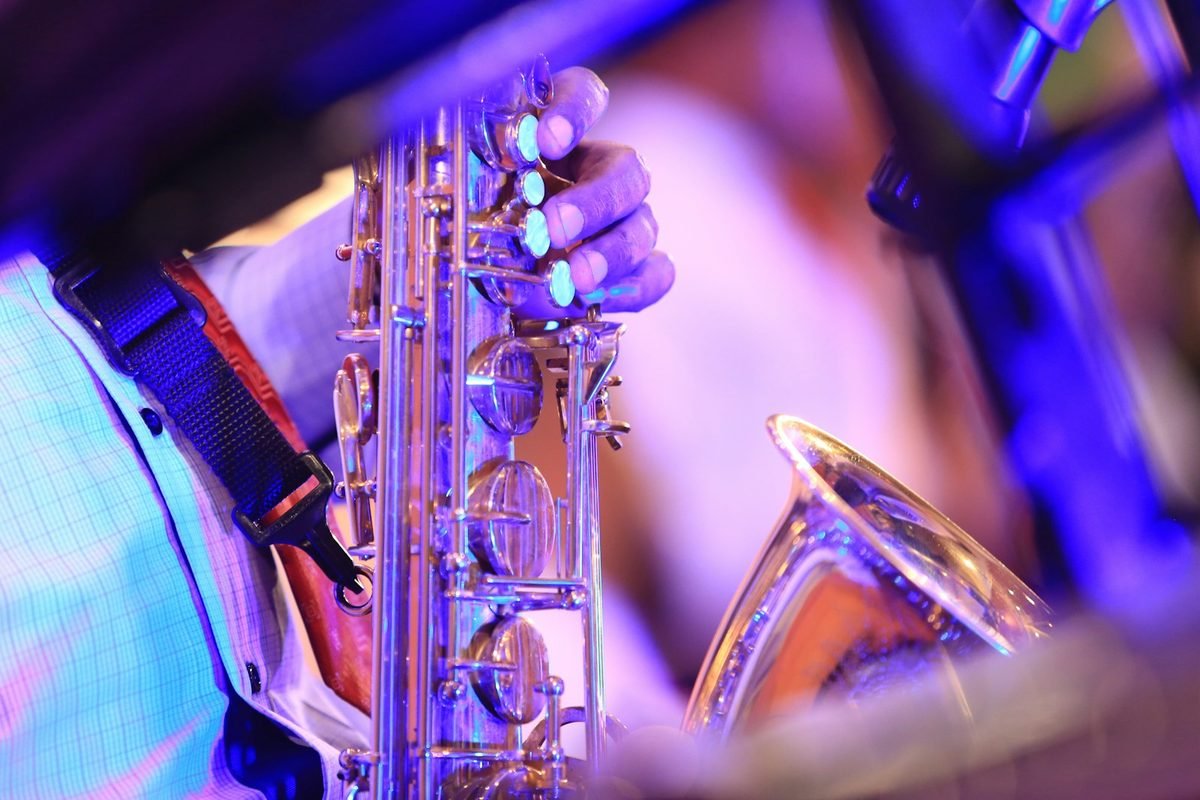 Saxofonista en vivo - Beneficios Inesperados Del Saxofon En Vivo