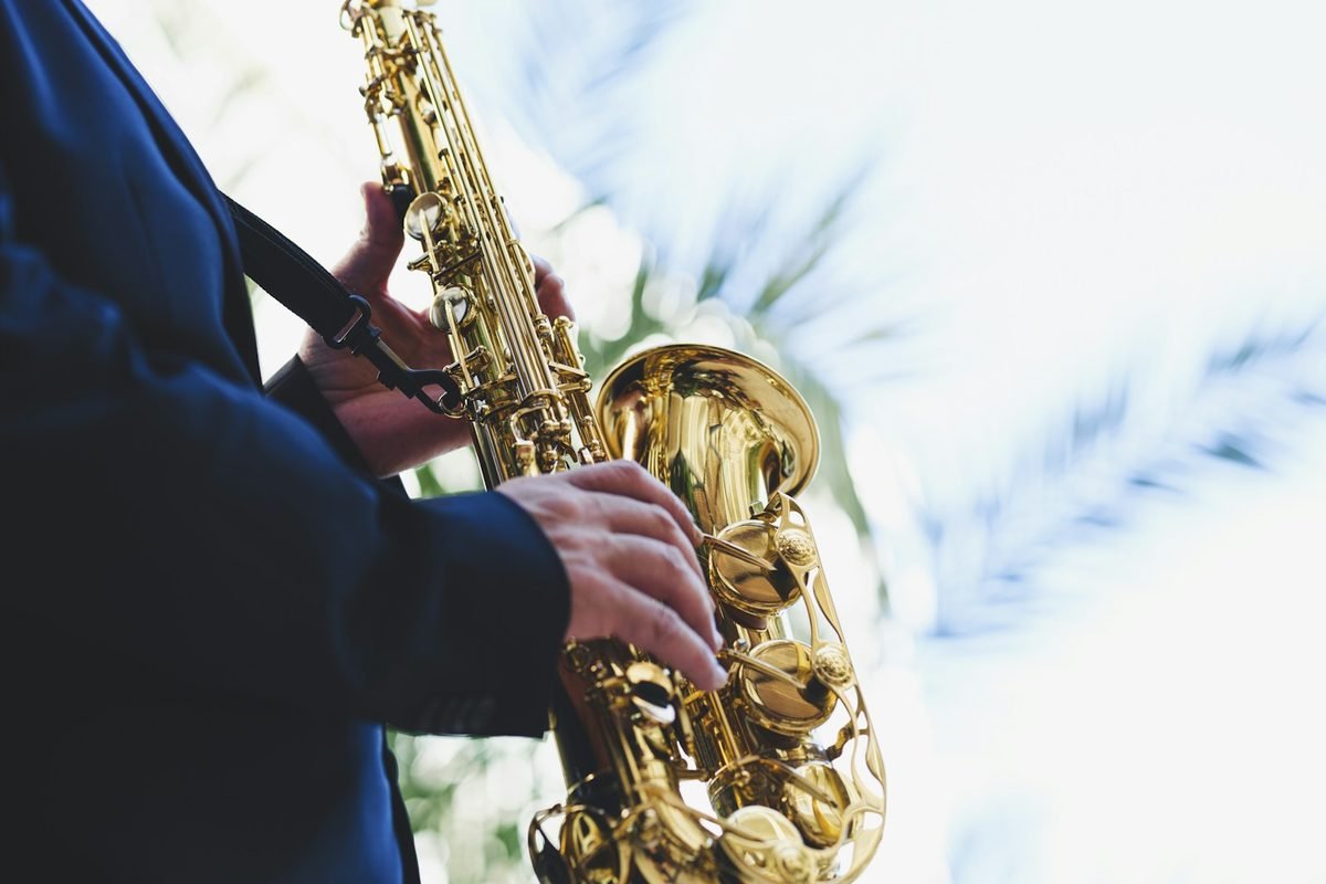 Ideas para sorprender en una boda con saxofón en vivo en Medellín